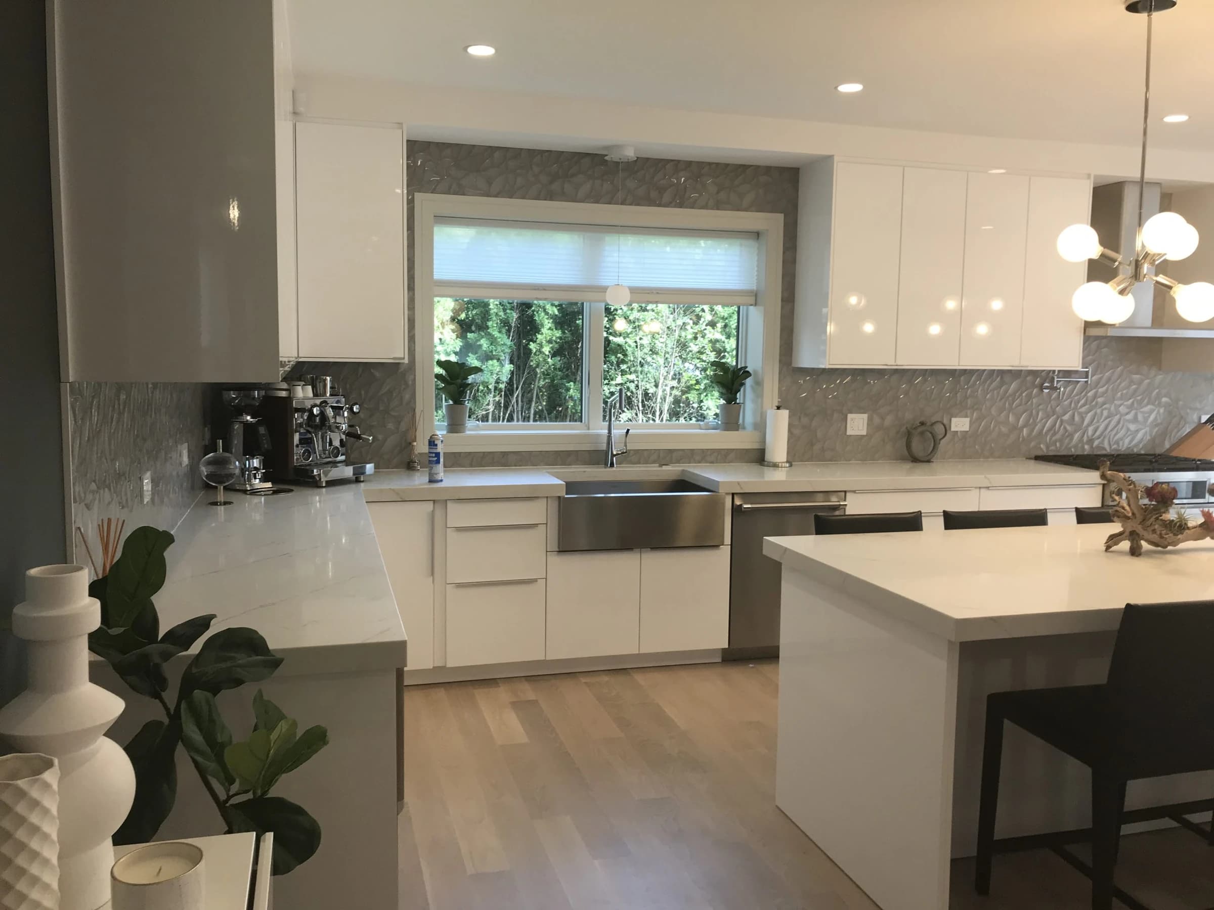 Wood boards running through a contemporary kitchen in Ace’s project archive